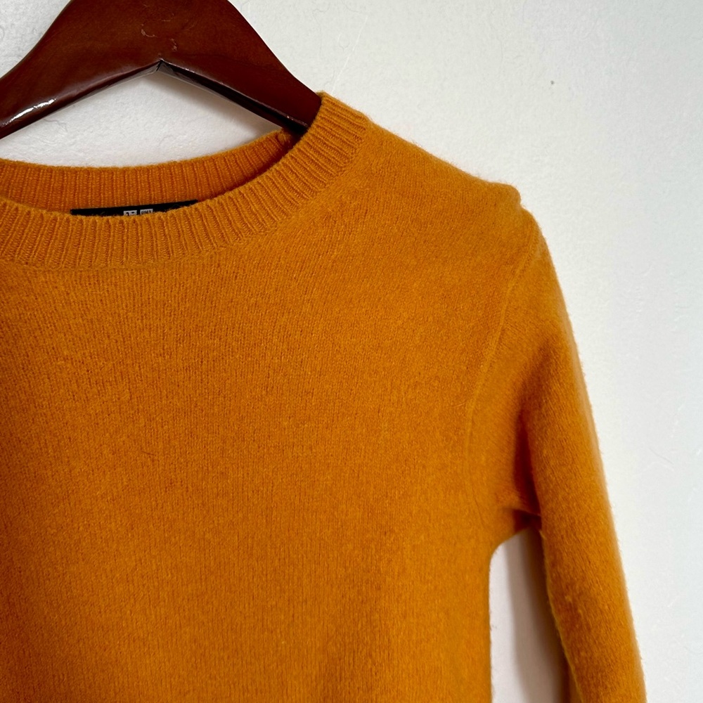 UNIQLO Women’s XS 100% Wool Mustard Yellow Crewneck sweater fitted
